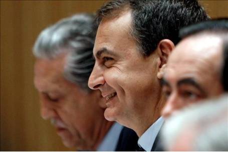 El presidente del Gobierno español, José Luis Rodríguez Zapatero, acompañado del Secretario de Estado para la UE, Diego López Garrido, y del Presidente del Congreso, José Bono, en la inauguración del XLIII pleno de la COSAC